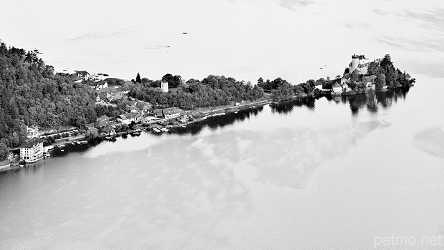 Photographie de la presqu'île et du château de Duingt sur le lac d'Annecy