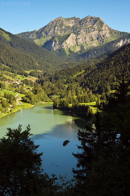 Photographie du lac de Vallon, du hameau de la Chèvrerie et du Roc d'Enfer