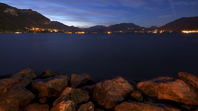 Image of Annecy lake and the mountains at the end of the night
