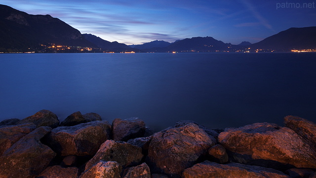 Photographie des couleurs de l'aube sur le lac d'Annecy entouré de montagnes
