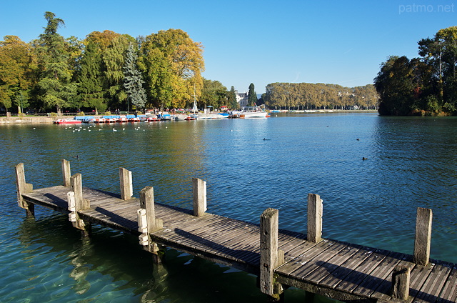 Photographie d'un des pontons du lac d'Annecy