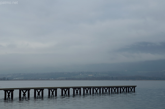 Photographie d'un matin d'hiver au bord du lac du Bourget près d'Aix les Bains