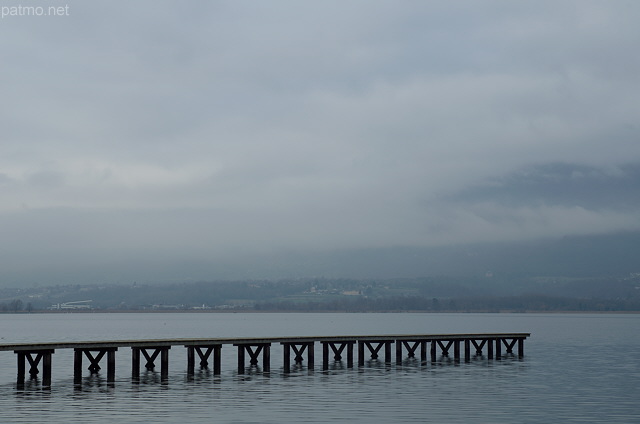 Photographie d'un matin d'hiver au bord du lac du Bourget prs d'Aix les Bains