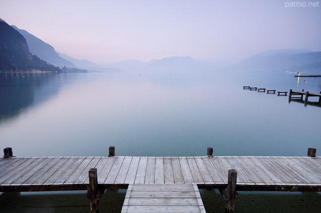 Image du lever du jour sur le lac à Annecy le Vieux