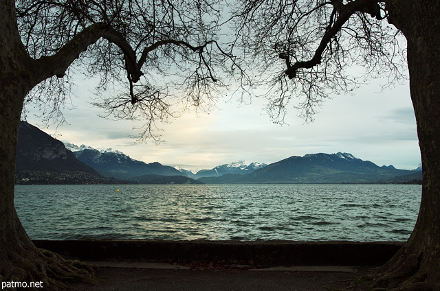 Image du lac d'Annecy dans une ambiance d'automne mélancolique