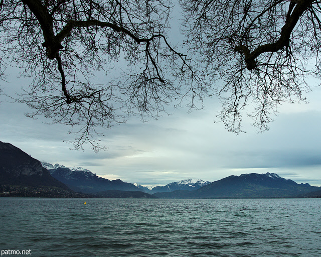 Photo du lac d'Annecy en fin d'automne