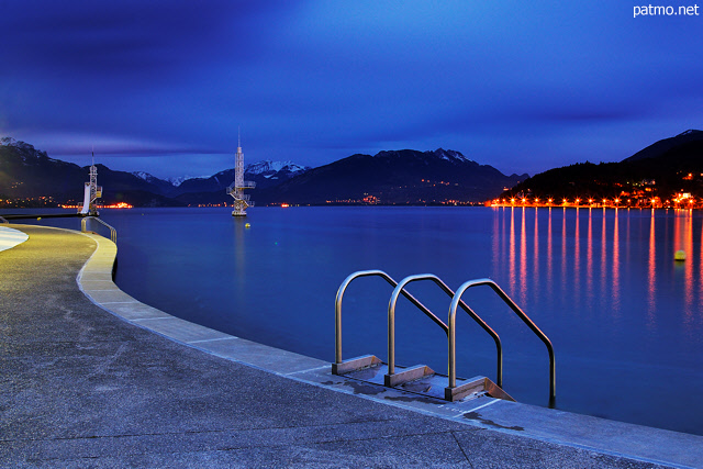 Photo de l'heure bleue sur la plage du Palais de l'Impérial au bord du lac d'Annecy