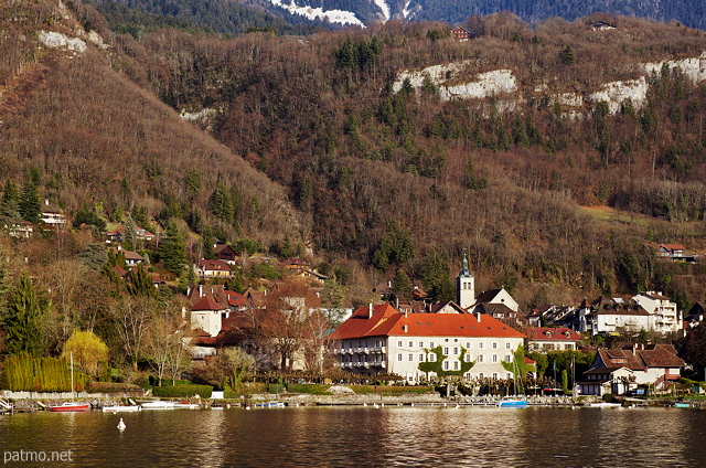 Photographie du village de Talloires et de son Abbaye sur les bords du lac d'Annecy au printemps