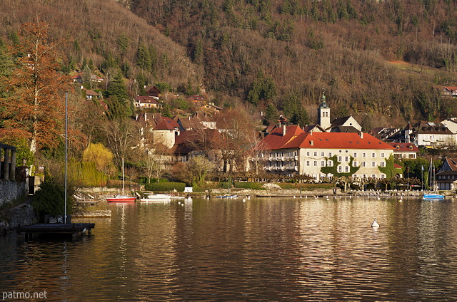 Photo de la baie et de l'Abbaye de Talloires sur les bords du lac d'Annecy