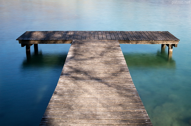 Image d'un ponton sur le lac d'Annecy à Sévrier