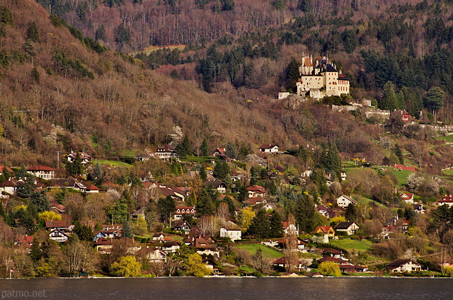 Photographie du château  de Menthon Saint Bernard au dessus du lac d'Annecy