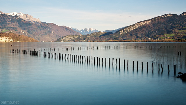 Photographie du lac d'Annecy et de ses montagnes vus depuis Sévrier