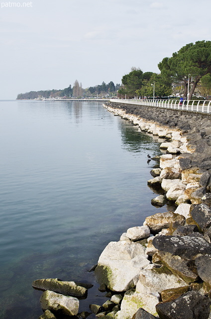 Photo of the coast of Geneva lake in Thonon les Bains