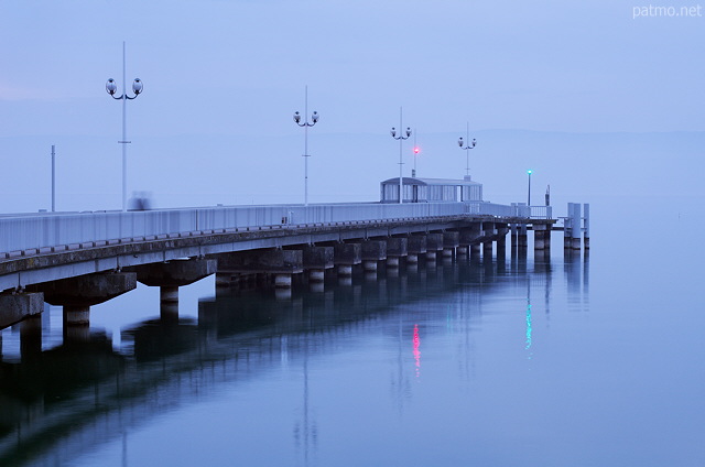 Photo du crépuscule sur le ponton de l'embarcadère à Thonon les Bains
