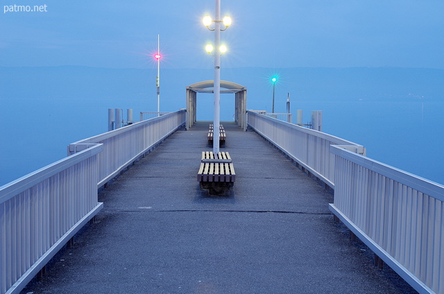 Photo of Geneva lake at blue hour from the pier of Thonon les Bains