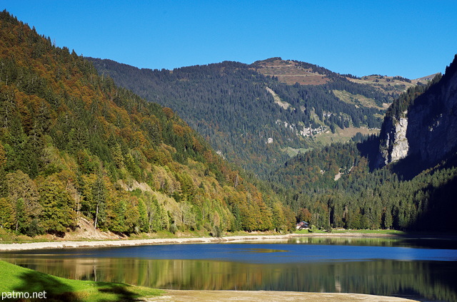 Photograph of a sunny autumn day around the lake in Montriond