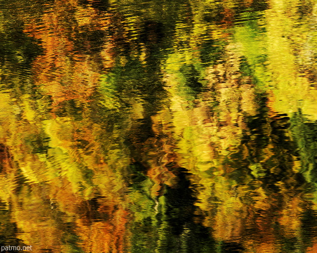 Image de reflets d'automne sur le lac à Montriond