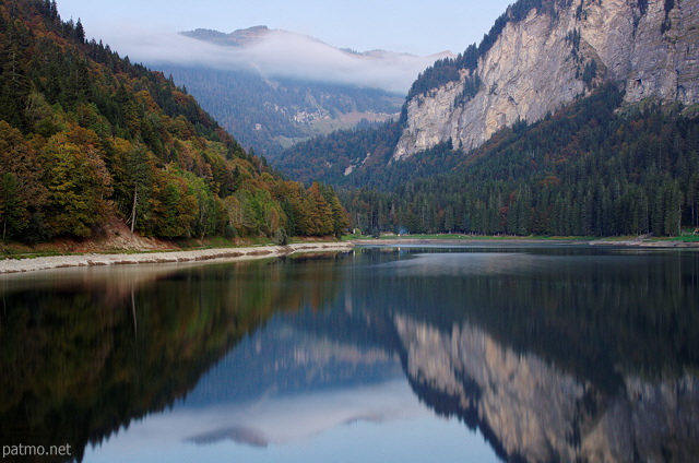 Photo of an autumn dusk around Montriond lake