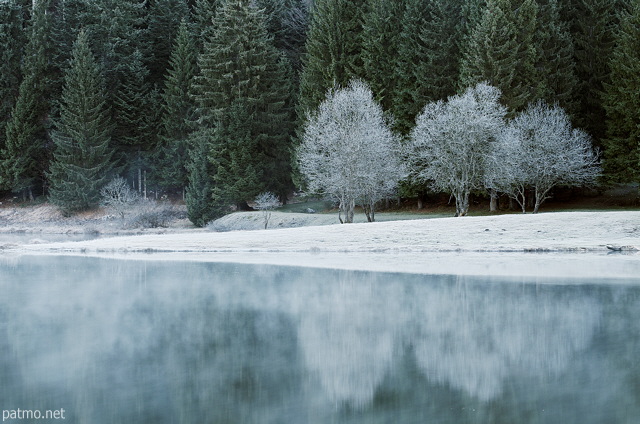 Photograph of the white frost around Genin lake by an autumn morning