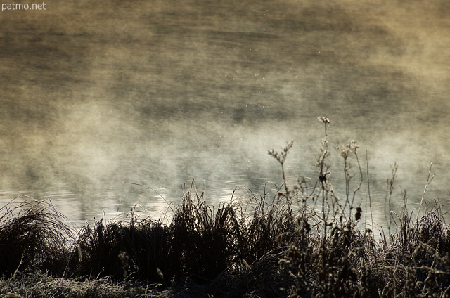 Photo des bords du lac Génin dans le soleil et la brume d'un matin d'automne