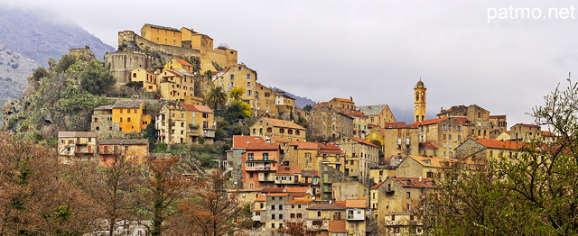 Photo panoramique de la ville et de la citadelle de Corte en Haute Corse