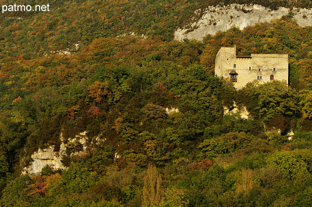 Photographie du chteau d'Arcine entour de couleurs d'automne