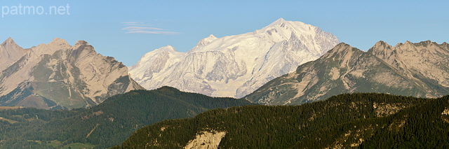 Photographie du Mont Blanc encadr par le Massif des Aravis