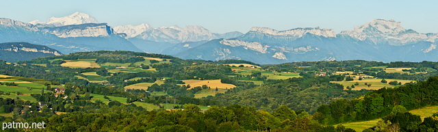 Photo de la campagne et des montagnes de Haute Savoie vues depuis Clermont en Genevois