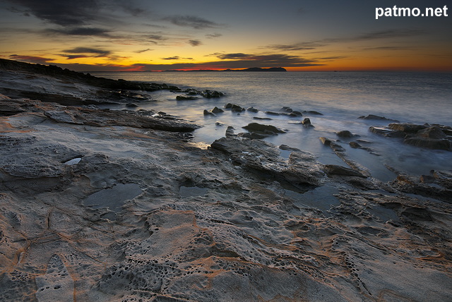 Photo de la plage du Bau Rouge et de la Presqu'île de Giens à l'aube.