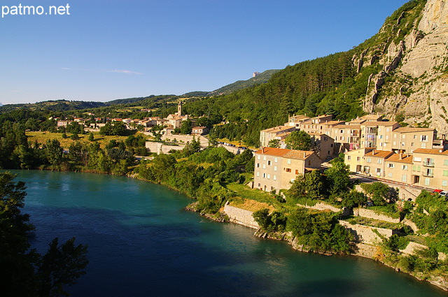 Photo du village de la Baume près de sisteron dans les Alpes de Haute Provence