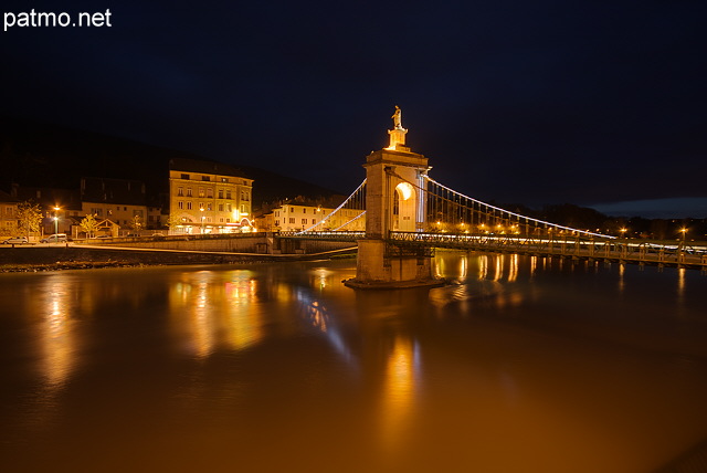 Photo des éclairages nocturnes sur la ville de Seyssel et son pont sur le Rhône
