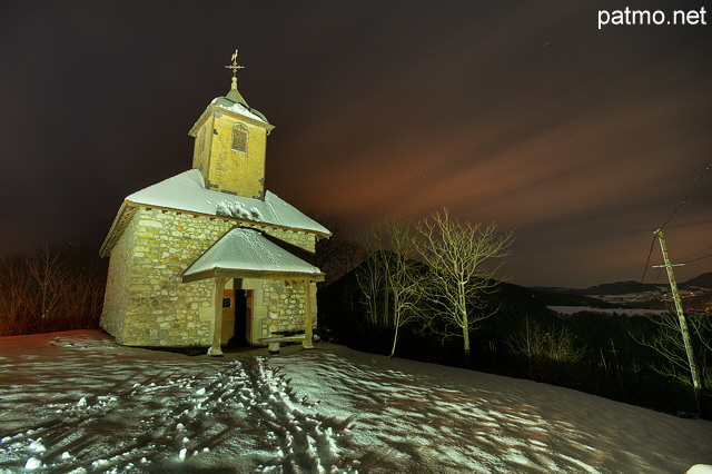 Photo des illuminations nocturnes sur la chapelle de Saint Jean à Chaumont - Haute Savoie