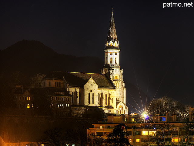 Photographie de la basilique de la Visitation sous ses illuminations nocturnes à Annecy