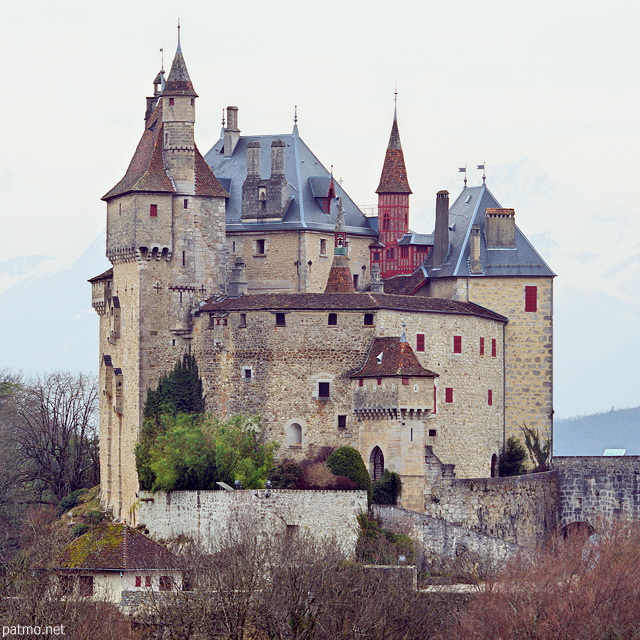 Photo du château de Menthon Saint Bernard un soir de début de printemps