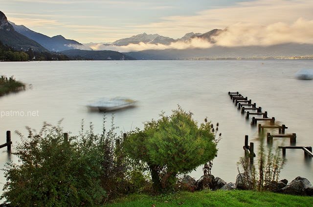 Photographie d'un matin d'automne sur les bords du lac d'Annecy