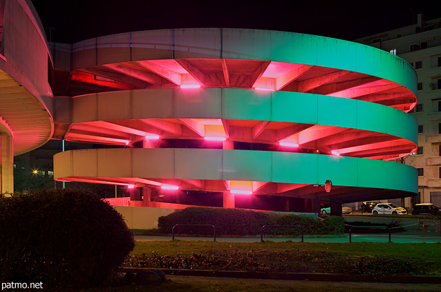 Photographie du parking des Galeries Lafayettes éclairés en rose