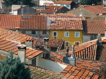 Photo des maisons et des toits du village de Collobrières dans le Massif des Maures