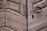 Photo de détail d'une porte en bois sur une maison du village de Ghisoni en Haute Corse