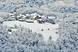 Photo du village de Musièges et de ses alentours sous la neige en Haute Savoie