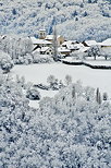 Photo du village de Musièges sous la neige en Haute Savoie