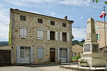 Photographie d'une maison sur la place du village à Saint Pierreville en Ardèche