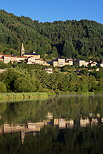 Photographie du village de Saint Martial et de son lac en Ardèche