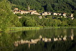 Photographie du village et du lac de Saint Martial en été - Ardèche