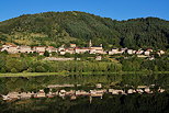 Photographie du village de Saint Martial en Ardèche avec son reflet dans le lac