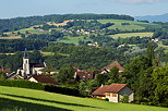 Image du village de Musièges perché dans les collines de Haute Savoie