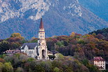 Photo de la basilique de la Visitation au milieu des couleurs d'automne à Annecy