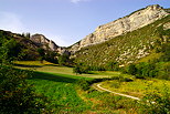Photographie d'un paysage de moyenne montagne autour du village de La Piarre dans les Hautes Alpes