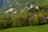Image du château d'Arcine et des pentes de la montagne du Vuache en Haute Savoie