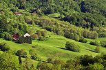 Photographie d'un paysage rural au printemps dans la vallée de la Valserine