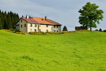 Photo d'une maison sur le plateau de Bellecombe dans le Jura